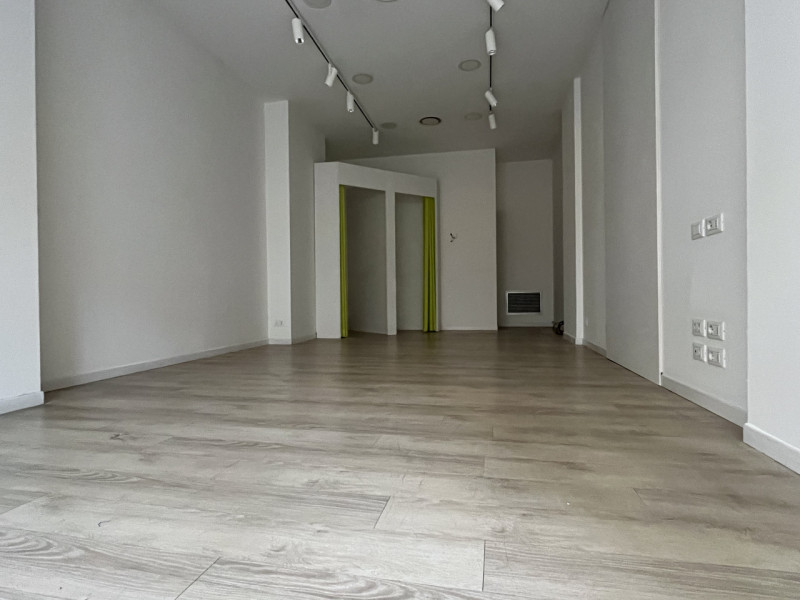 ZONA PEDONALE CENTRO STORICO - VIA ALTINATE. NEGOZIO CON AMPIA VETRINA FRONTE STRADA DI FORTE PAS...