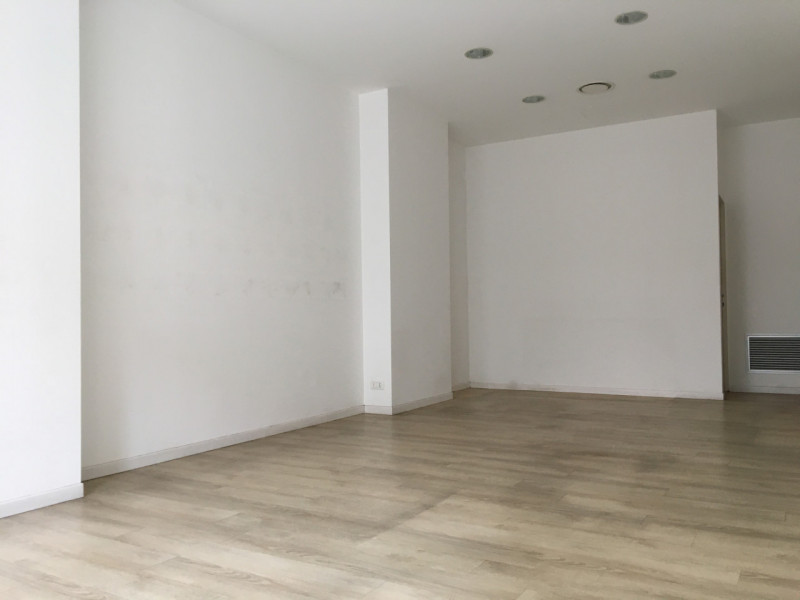 ZONA PEDONALE CENTRO STORICO - VIA ALTINATE. NEGOZIO CON AMPIA VETRINA FRONTE STRADA DI FORTE PAS...