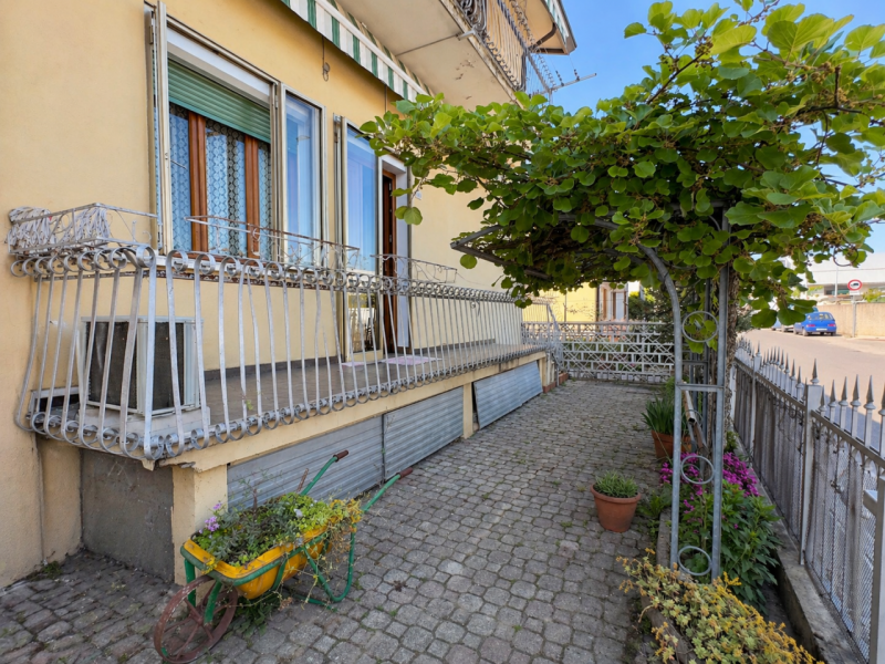 A Sarmeola di Rubano, in zona comoda ai principali servizi e alle vie di collegamento, proponiamo...