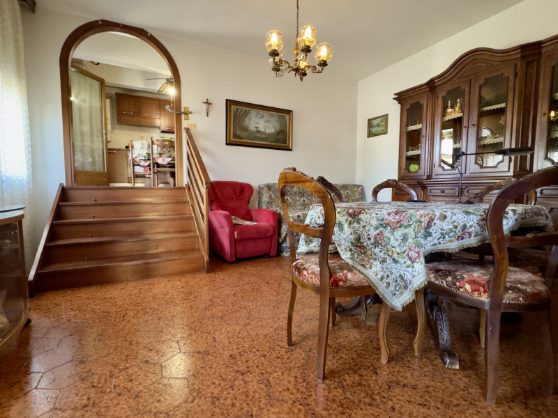 A Sarmeola di Rubano, in zona comoda ai principali servizi e alle vie di collegamento, proponiamo...