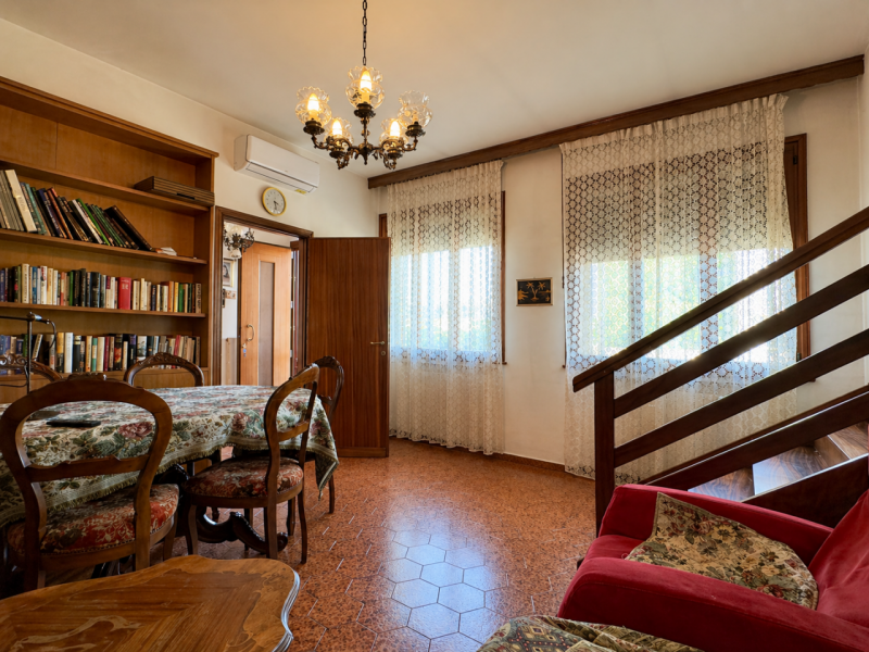 A Sarmeola di Rubano, in zona comoda ai principali servizi e alle vie di collegamento, proponiamo...