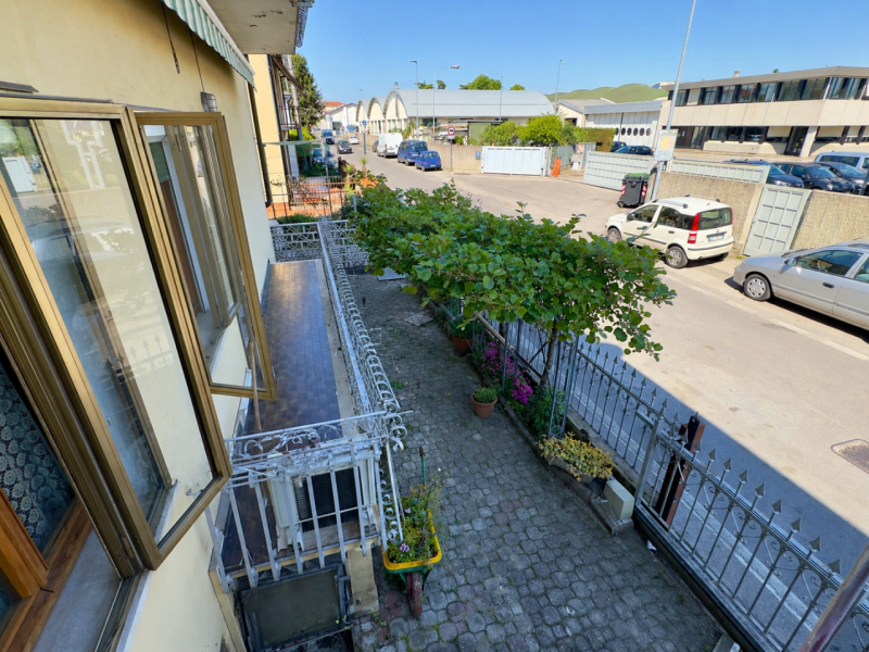 A Sarmeola di Rubano, in zona comoda ai principali servizi e alle vie di collegamento, proponiamo...