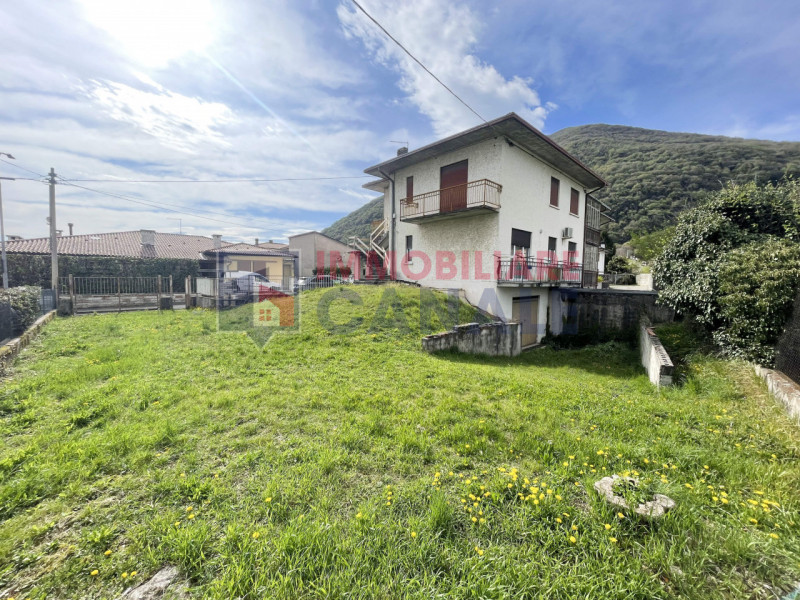 In contesto riservato di sole 4 unità, proponiamo appartamento al primo ed ultimo piano, completa...