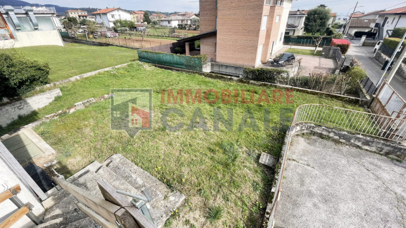 In contesto riservato di sole 4 unità, proponiamo appartamento al primo ed ultimo piano, completa...