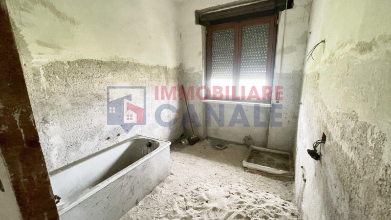 In contesto riservato di sole 4 unità, proponiamo appartamento al primo ed ultimo piano, completa...