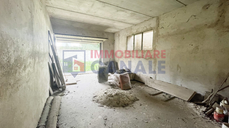 In contesto riservato di sole 4 unità, proponiamo appartamento al primo ed ultimo piano, completa...