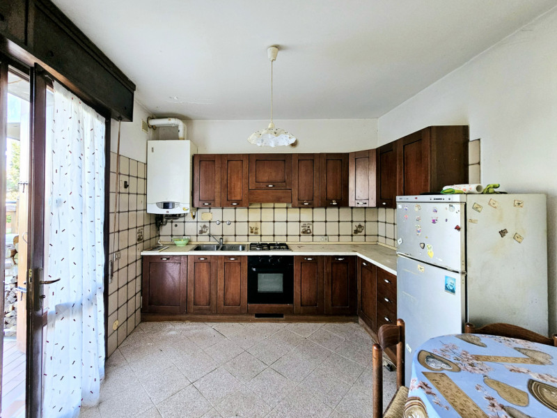 Proponiamo in vendita a Villa Estense, casa a schiera centrale, caratterizzata da scoperto privat...