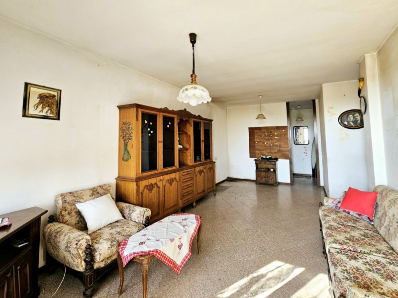 Proponiamo in vendita a Villa Estense, casa a schiera centrale, caratterizzata da scoperto privat...