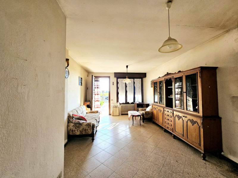 Proponiamo in vendita a Villa Estense, casa a schiera centrale, caratterizzata da scoperto privat...