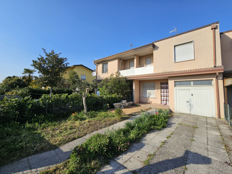 Proponiamo in vendita a Villa Estense, casa a schiera centrale, caratterizzata da scoperto privat...