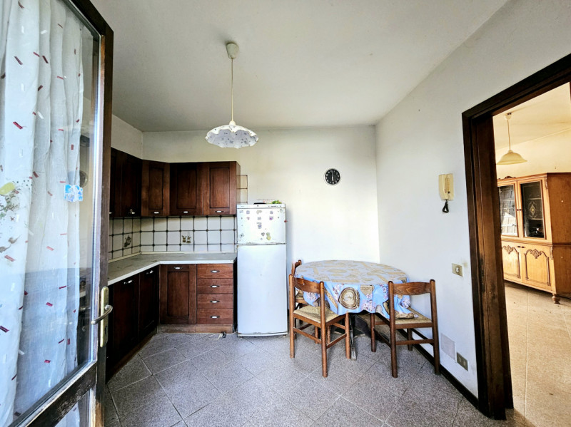 Proponiamo in vendita a Villa Estense, casa a schiera centrale, caratterizzata da scoperto privat...