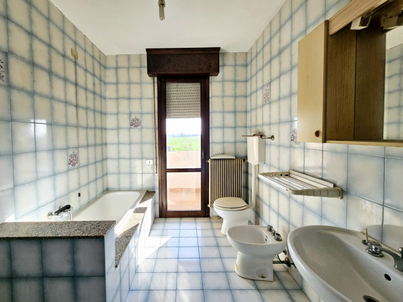 Proponiamo in vendita a Villa Estense, casa a schiera centrale, caratterizzata da scoperto privat...