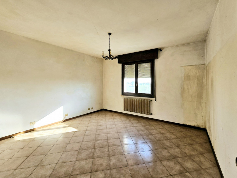 Proponiamo in vendita a Villa Estense, casa a schiera centrale, caratterizzata da scoperto privat...