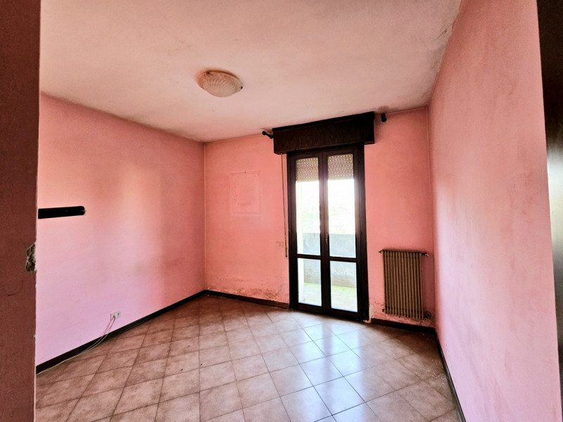 Proponiamo in vendita a Villa Estense, casa a schiera centrale, caratterizzata da scoperto privat...