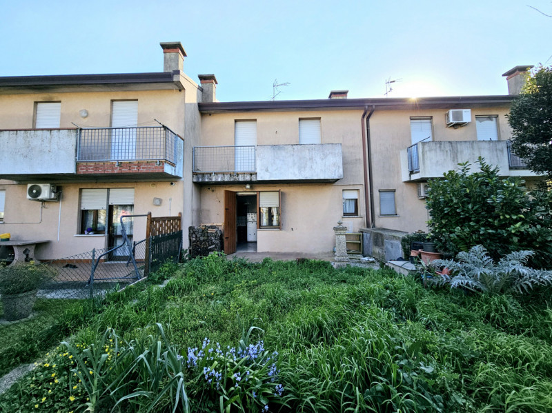 Proponiamo in vendita a Villa Estense, casa a schiera centrale, caratterizzata da scoperto privat...