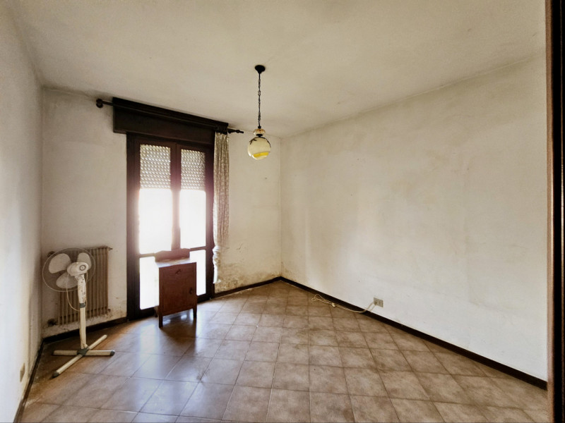 Proponiamo in vendita a Villa Estense, casa a schiera centrale, caratterizzata da scoperto privat...