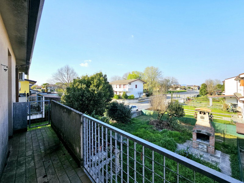 Proponiamo in vendita a Villa Estense, casa a schiera centrale, caratterizzata da scoperto privat...