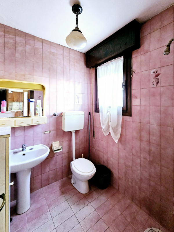 Proponiamo in vendita a Villa Estense, casa a schiera centrale, caratterizzata da scoperto privat...