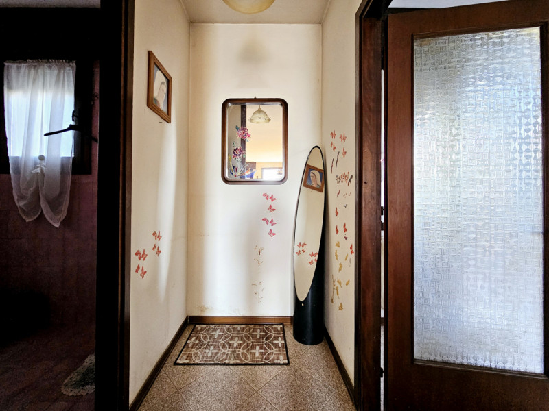 Proponiamo in vendita a Villa Estense, casa a schiera centrale, caratterizzata da scoperto privat...