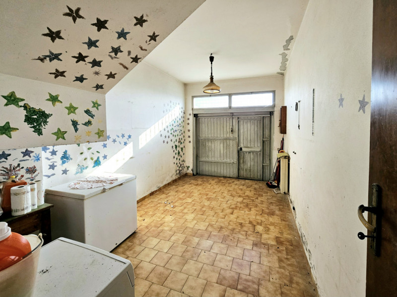 Proponiamo in vendita a Villa Estense, casa a schiera centrale, caratterizzata da scoperto privat...