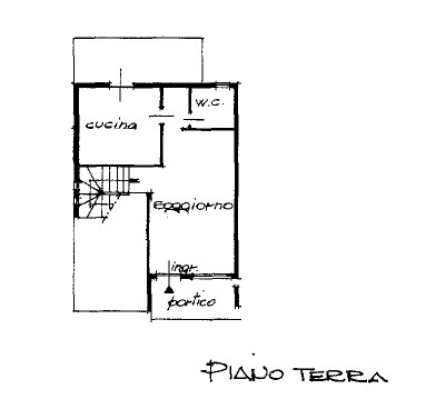 Proponiamo in vendita a Villa Estense, casa a schiera centrale, caratterizzata da scoperto privat...