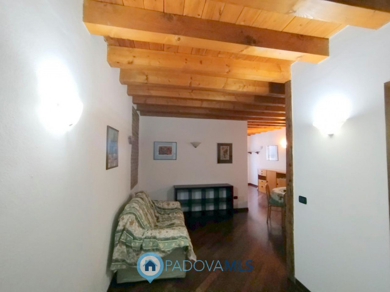 Immobile in esclusiva al Gruppo Padova MLS 

ELEGANTE MINI ARREDATO CON POSTO AUTO VIC.ZE PRATO D...