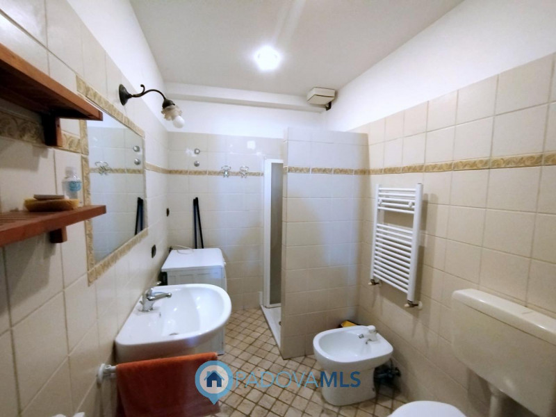 Immobile in esclusiva al Gruppo Padova MLS 

ELEGANTE MINI ARREDATO CON POSTO AUTO VIC.ZE PRATO D...