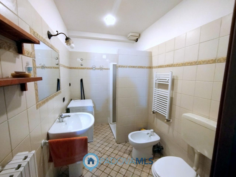 Immobile in esclusiva al Gruppo Padova MLS 

ELEGANTE MINI ARREDATO CON POSTO AUTO VIC.ZE PRATO D...