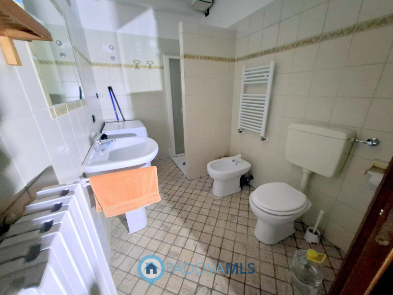 Immobile in esclusiva al Gruppo Padova MLS 

ELEGANTE MINI ARREDATO CON POSTO AUTO VIC.ZE PRATO D...