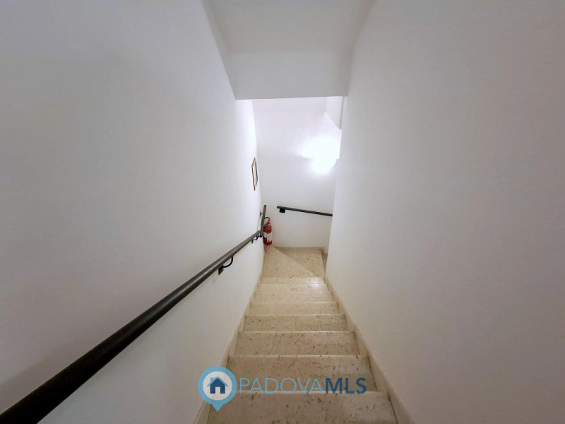 Immobile in esclusiva al Gruppo Padova MLS 

ELEGANTE MINI ARREDATO CON POSTO AUTO VIC.ZE PRATO D...