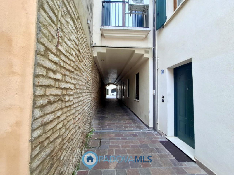 Immobile in esclusiva al Gruppo Padova MLS 

ELEGANTE MINI ARREDATO CON POSTO AUTO VIC.ZE PRATO D...