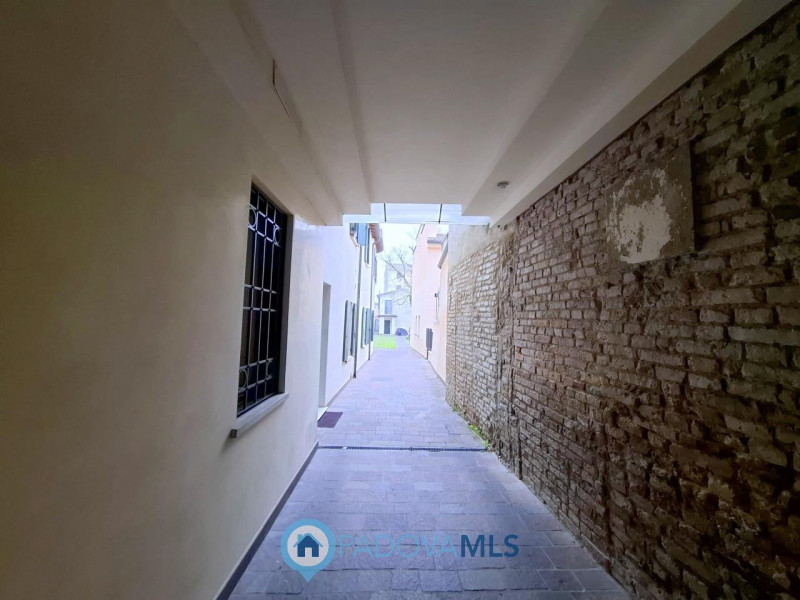 Immobile in esclusiva al Gruppo Padova MLS 

ELEGANTE MINI ARREDATO CON POSTO AUTO VIC.ZE PRATO D...