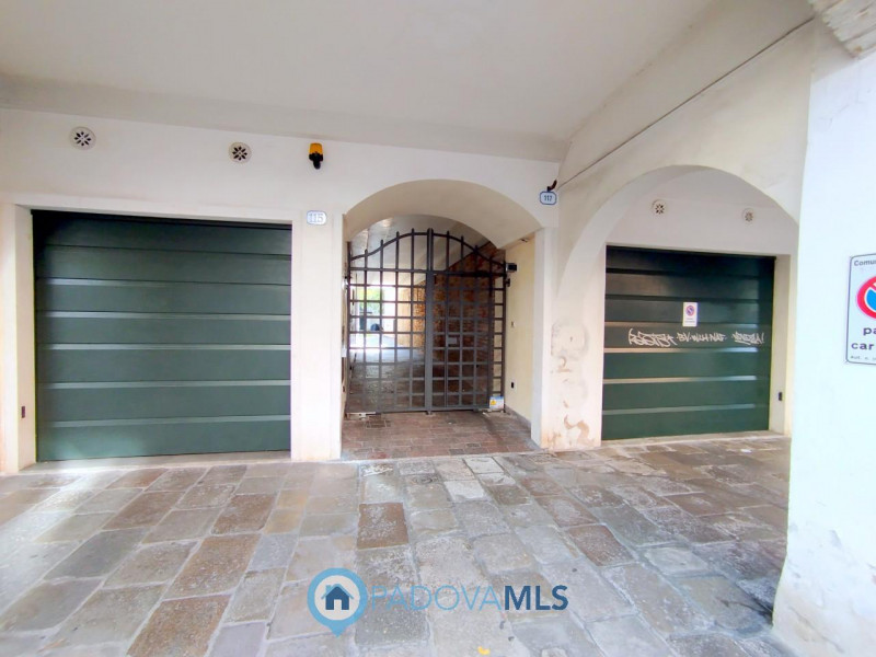 Immobile in esclusiva al Gruppo Padova MLS 

ELEGANTE MINI ARREDATO CON POSTO AUTO VIC.ZE PRATO D...