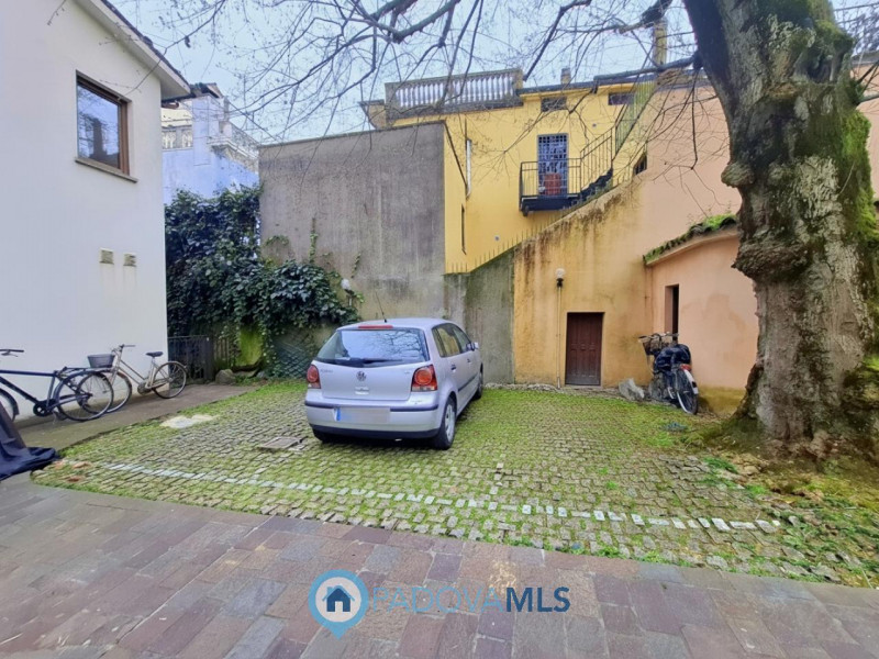 Immobile in esclusiva al Gruppo Padova MLS 

ELEGANTE MINI ARREDATO CON POSTO AUTO VIC.ZE PRATO D...