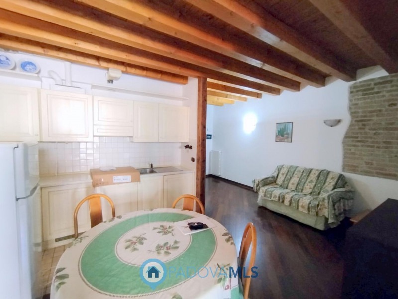 Immobile in esclusiva al Gruppo Padova MLS 

ELEGANTE MINI ARREDATO CON POSTO AUTO VIC.ZE PRATO D...