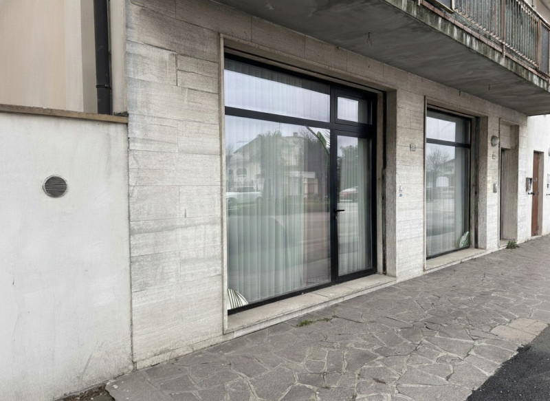 In posizione strategica lungo la Strada Statale 11, direttrice di forte passaggio che collega Pad...