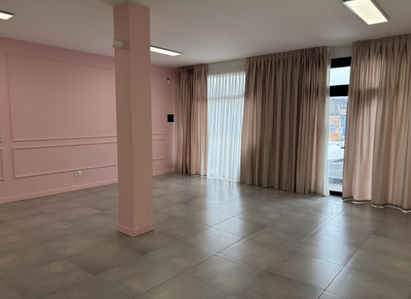 In posizione strategica lungo la Strada Statale 11, direttrice di forte passaggio che collega Pad...