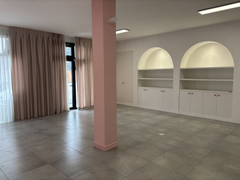 In posizione strategica lungo la Strada Statale 11, direttrice di forte passaggio che collega Pad...