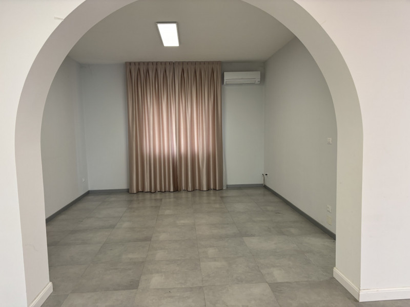 In posizione strategica lungo la Strada Statale 11, direttrice di forte passaggio che collega Pad...