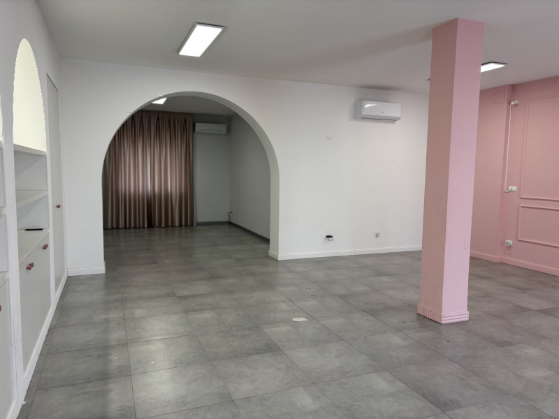 In posizione strategica lungo la Strada Statale 11, direttrice di forte passaggio che collega Pad...