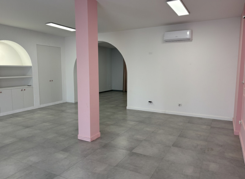 In posizione strategica lungo la Strada Statale 11, direttrice di forte passaggio che collega Pad...