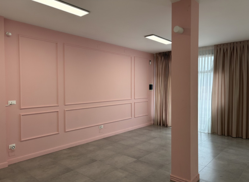 In posizione strategica lungo la Strada Statale 11, direttrice di forte passaggio che collega Pad...