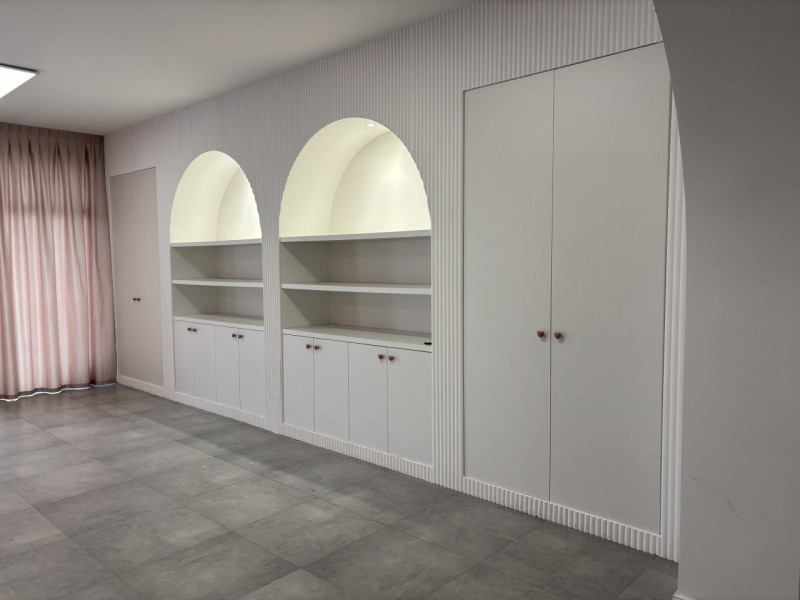 In posizione strategica lungo la Strada Statale 11, direttrice di forte passaggio che collega Pad...