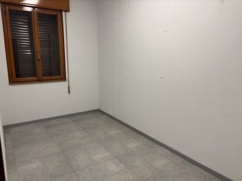 In posizione strategica lungo la Strada Statale 11, direttrice di forte passaggio che collega Pad...