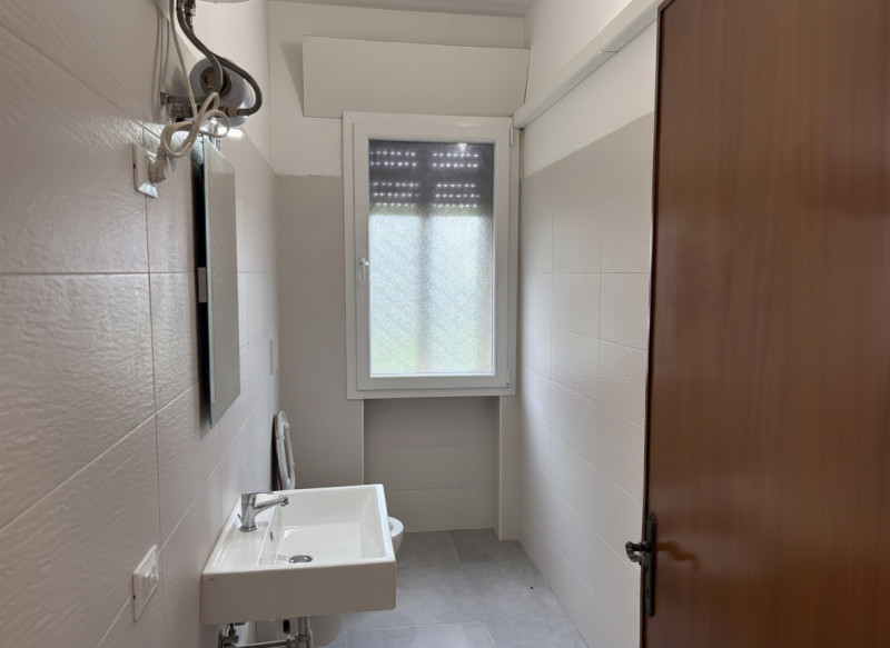 In posizione strategica lungo la Strada Statale 11, direttrice di forte passaggio che collega Pad...