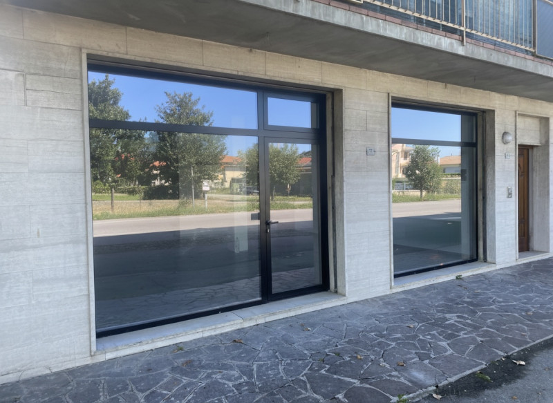 In posizione strategica lungo la Strada Statale 11, direttrice di forte passaggio che collega Pad...