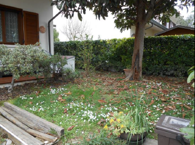 RIF. A.A. 213-24

Vendesi all'asta - casa a schiera centrale su 3 livelli in data 12 maggio 2026
...