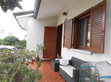 RIF. A.A. 213-24

Vendesi all'asta - casa a schiera centrale su 3 livelli in data 12 maggio 2026
...