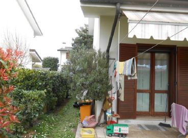 RIF. A.A. 213-24

Vendesi all'asta - casa a schiera centrale su 3 livelli in data 12 maggio 2026
...