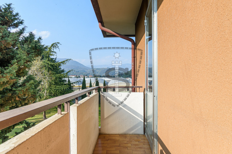 In zona residenziale nel quartiere Rondò Brenta a Bassano del Grappa, proponiamo in vendita un ap...